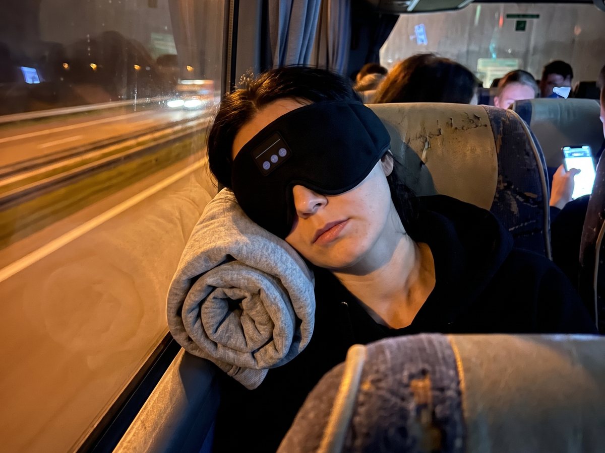 Pasażerka nie może zasnąć w nocnym autobusie