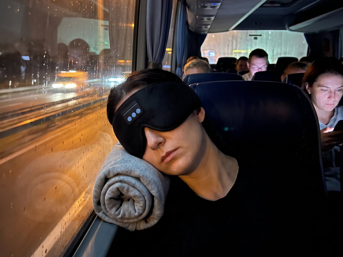 Pasażerka nie może zasnąć w nocnym autobusie