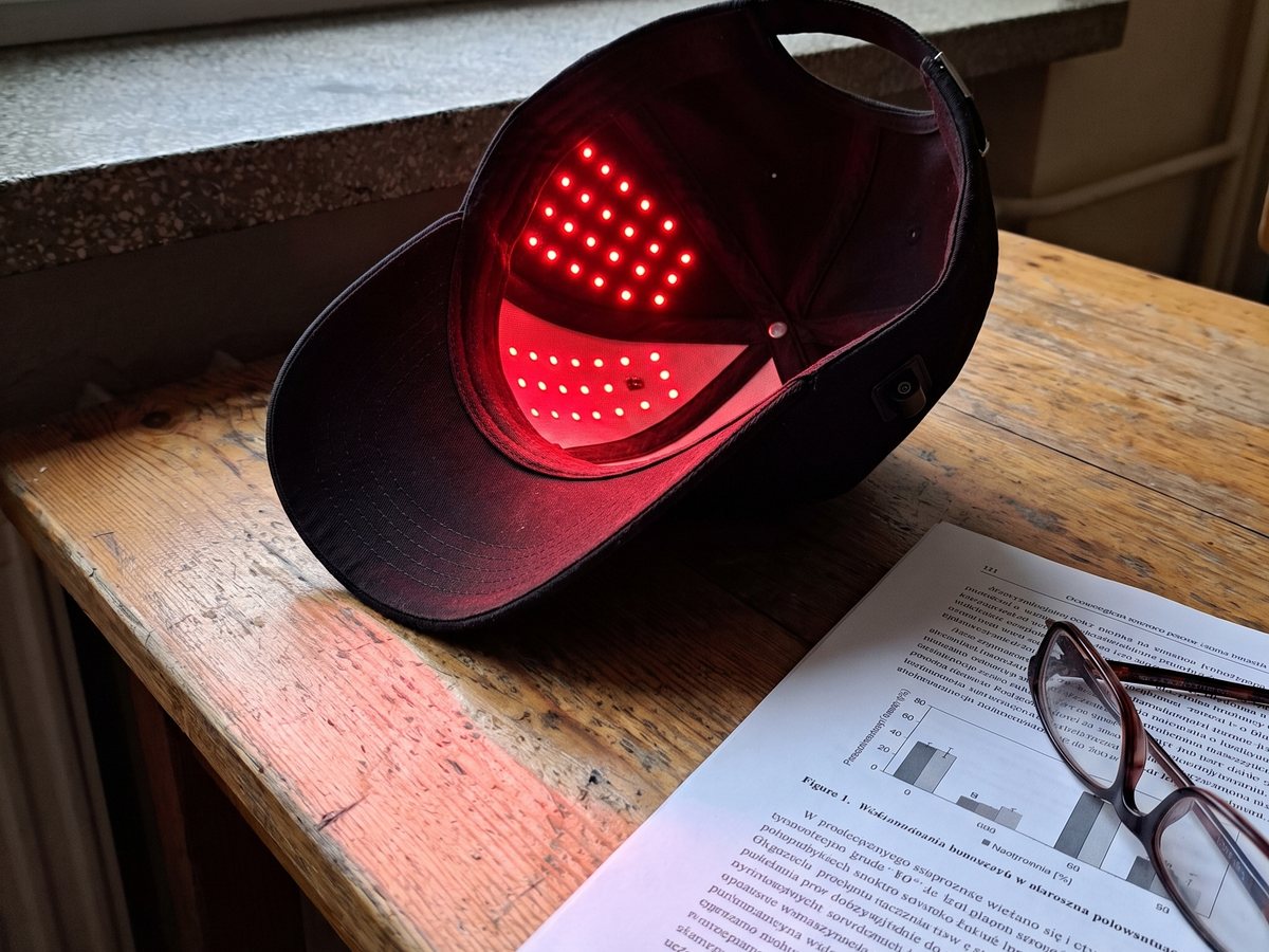 Czapka z czerwonym światłem na biurku