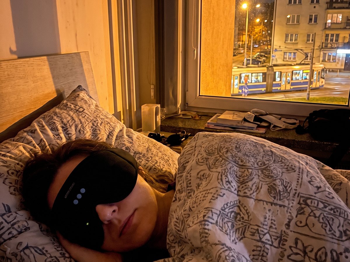 Kobieta śpi w bloku nocą