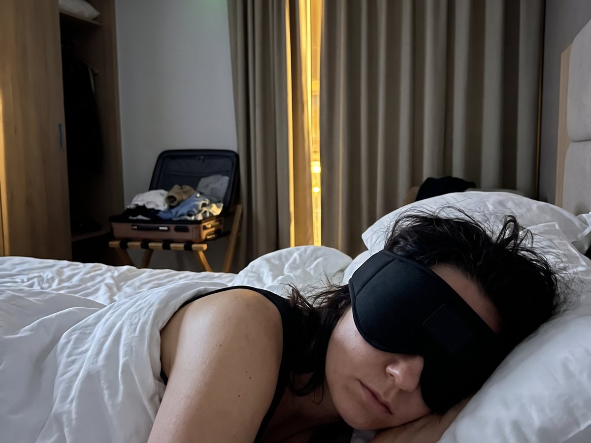 Kobieta nie może zasnąć w hotelowym łóżku